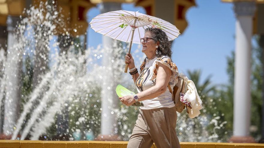 Ni con los toldos: las altas temperaturas obligan a cambiar los planes de los cordobeses en la Feria