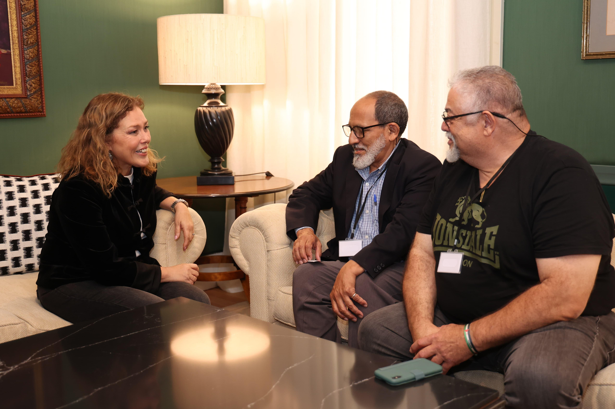 La presidenta del Parlamento de Canarias, Astrid Pérez, este jueves en un encuentro con representantes del Frente Polisario y de la Asociación Canaria de Amistad con el Pueblo Saharaui.