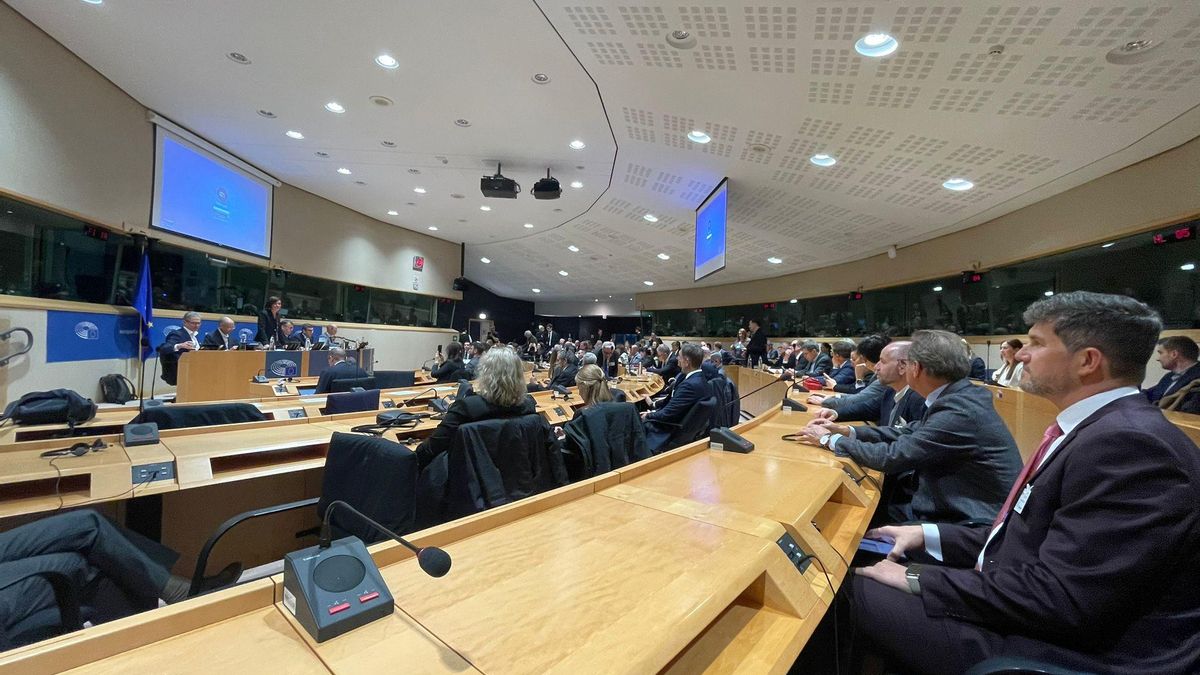 El sector cerámico de Castelló pide auxilio a Bruselas: 90.000 empleos en riesgo y deslocalización por la regulación climática