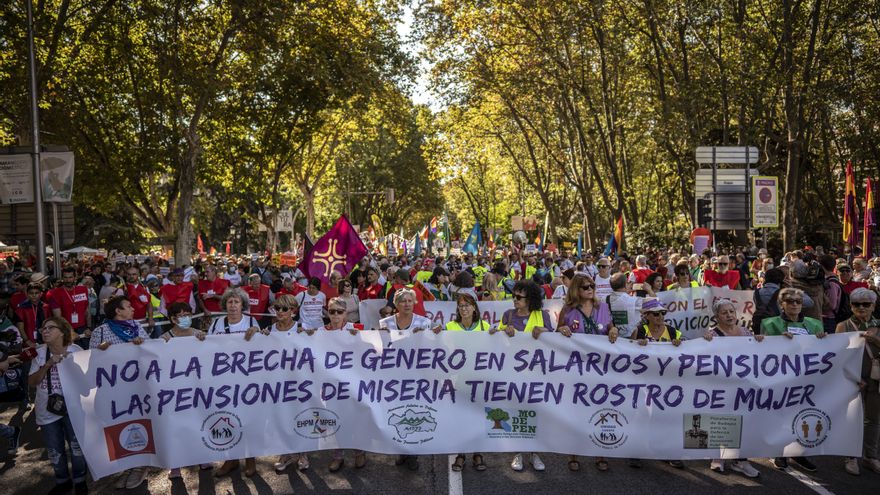 Miles de pensionistas salen a la calle para pedir subir las pensiones, salarios dignos y romper la brecha de género
