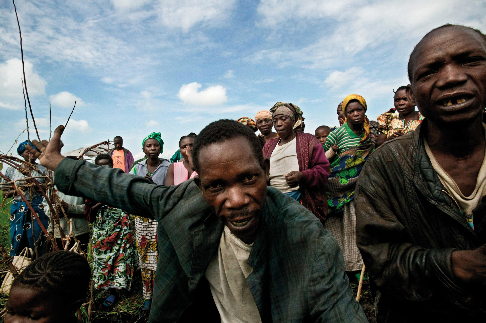 Escaparon de Mushaki cuando las milicias rebeldes atacaron la aldea y mataron a varios vecinos. Casi 700 personas habían llegado a este campo improvisado, hacía un par de meses, huyendo de las milicias de Laurent Nkunda. Sobre la tierra volcánica, habían podido plantar mandioca, guisantes y algo más. Las condiciones de este campo improvisado eran realmente duras. El campo denominado Hewa Bora se mantuvo en pie mucho más tiempo del que duraron los combates en aquella parte del Congo. (Goma, Kivu Norte, República Democrática del Congo, 2008).