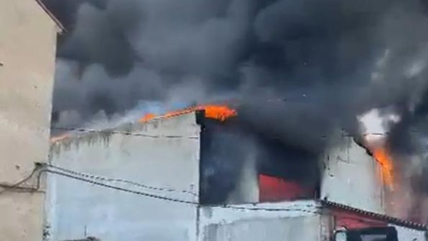 Un bombero de la Diputación de Zaragoza y un trabajador mueren en el incendio de un taller mecánico en Calatorao