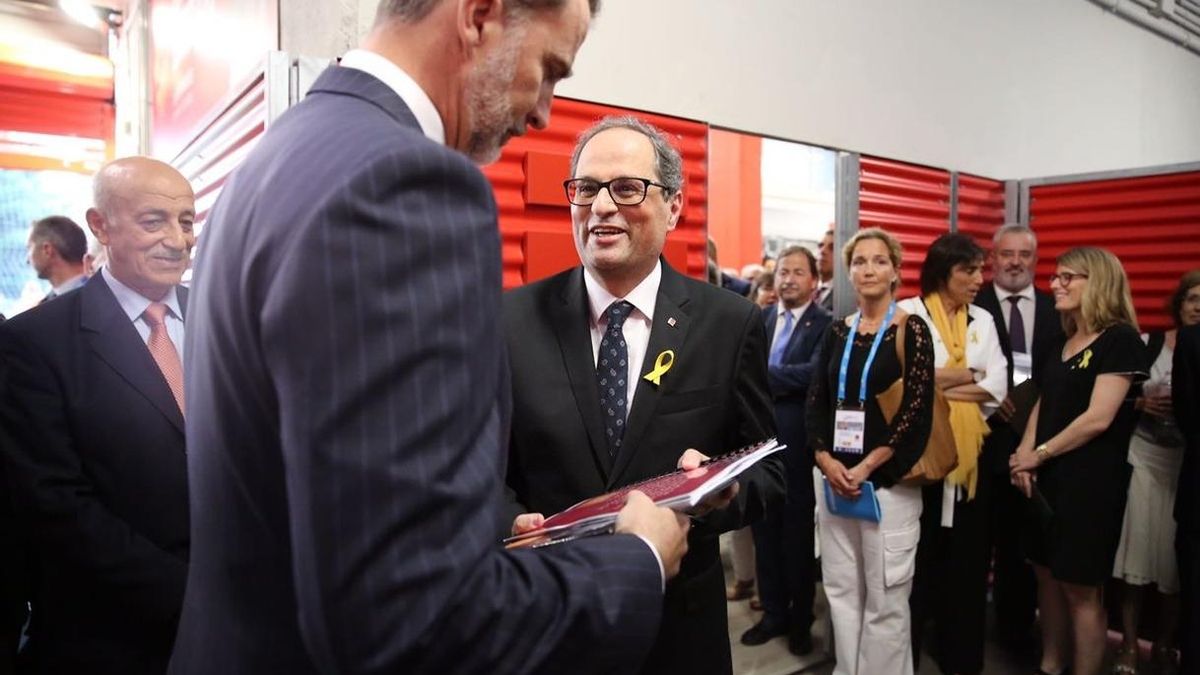 Torra regala al Rey un libro sobre el 1-O y los informes del Síndic antes de abrirse los Juegos del Mediterráneo
