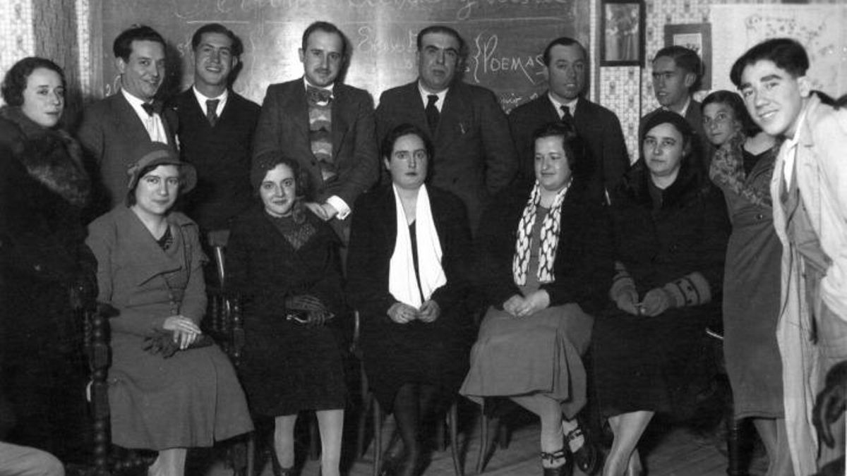 María Cegarra en el centro tras una conferencia ofrecida  en la Universidad Popular de Cartagena