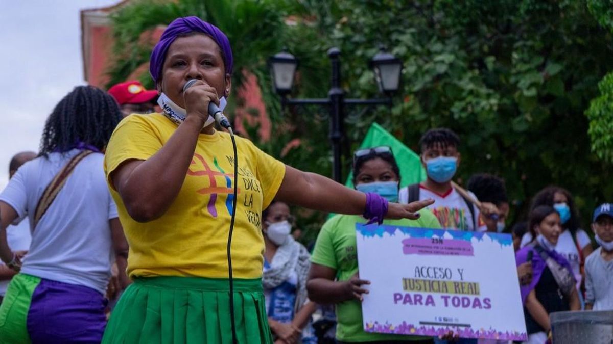 Una mujer reclama 'justicia real para todas' en Colombia.