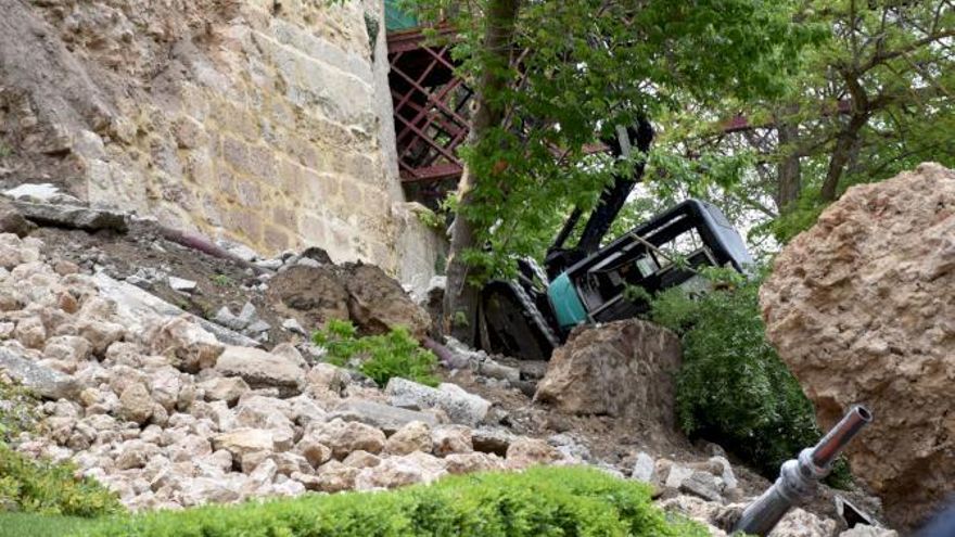 Derrumbe en una calle que da acceso a las Casas Colgadas de Cuenca bajo el Puente de San Pablo