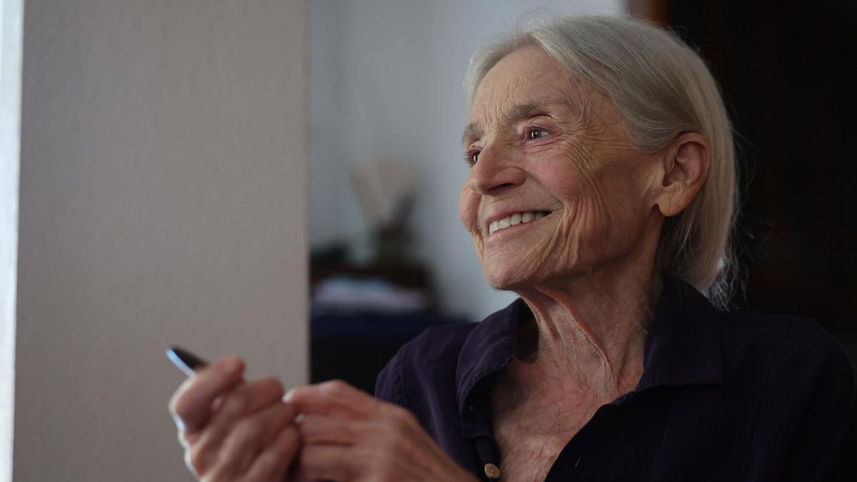 La hematóloga sonríe durante un momento de la charla.