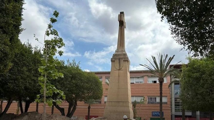 PP y Vox crearán en Elche un espacio "de concordia" bajo la cruz franquista, que intentan conservar con su nueva ley