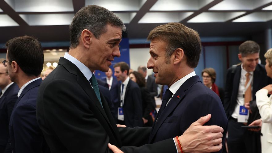 Pedro Sánchez y Emmanuel Macron, durante la cumbre de la Comunidad Política Europea, a 16 de mayo de 2025, en Tirana (Albania).