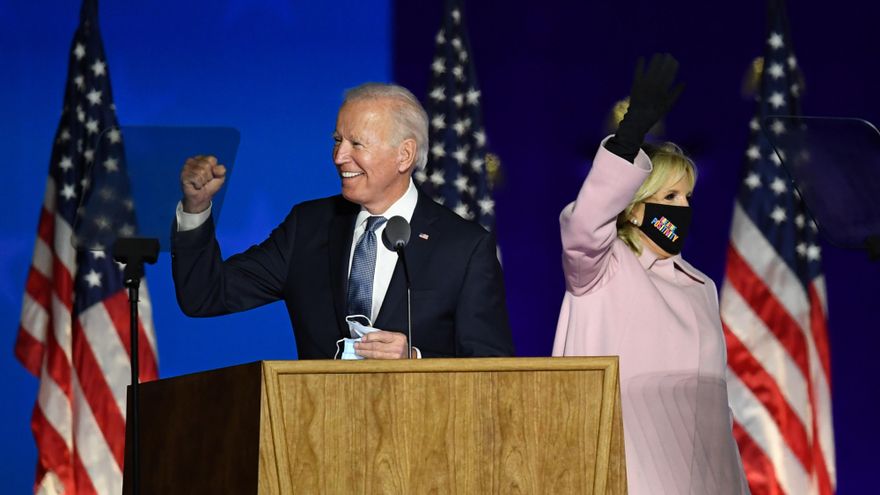 El candidato demócrata a la Presidencia de EE.UU., Joe Biden (i), junto a su esposa,. Jill Biden, en el Chase Center de Wilmington, Delaware, el 3 de noviembre de 2020. EFE/Kevin Dietsch