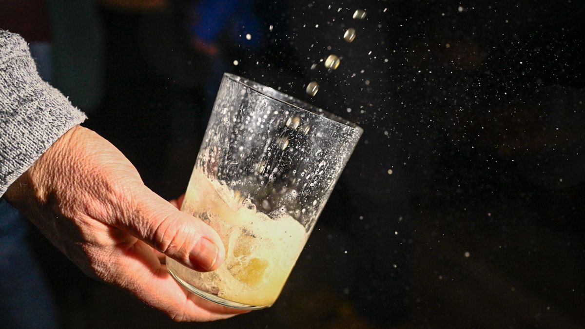 Una persona escancia sidra en una sidrería de Gipuzkoa.