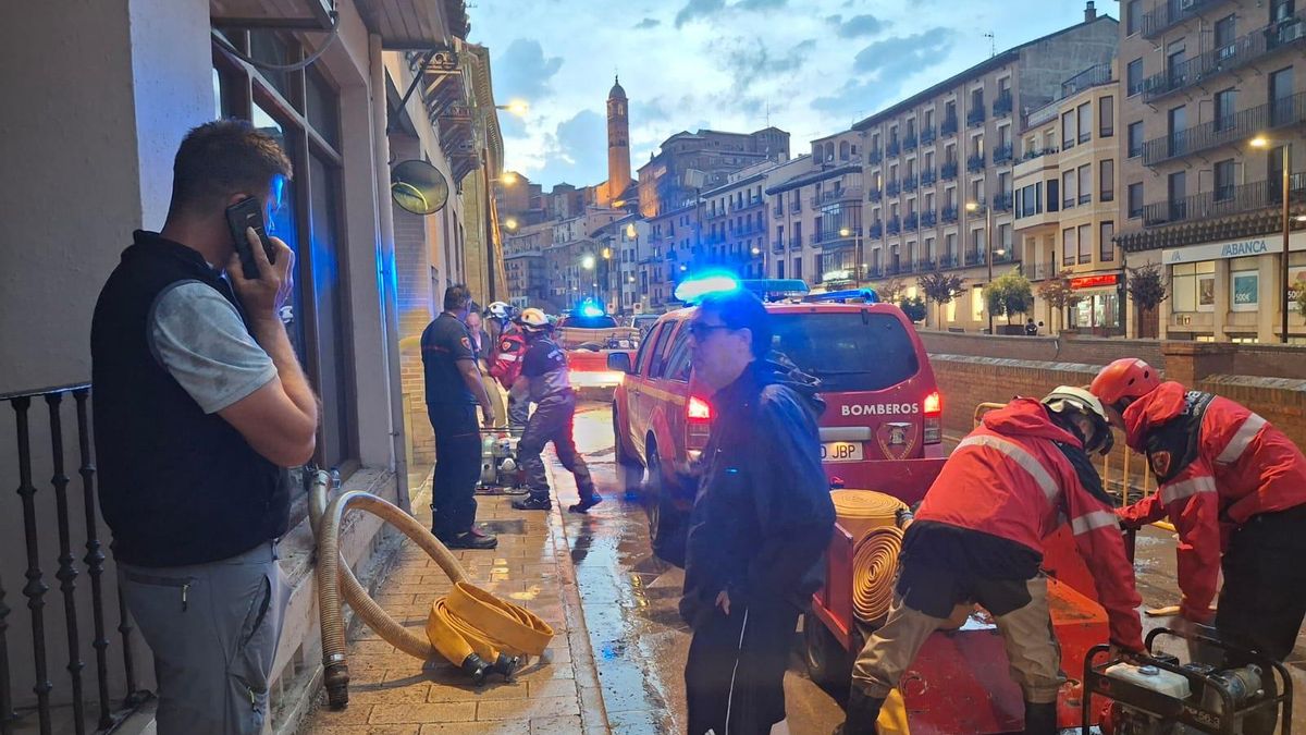 Los bomberos trabajando en el achique del agua