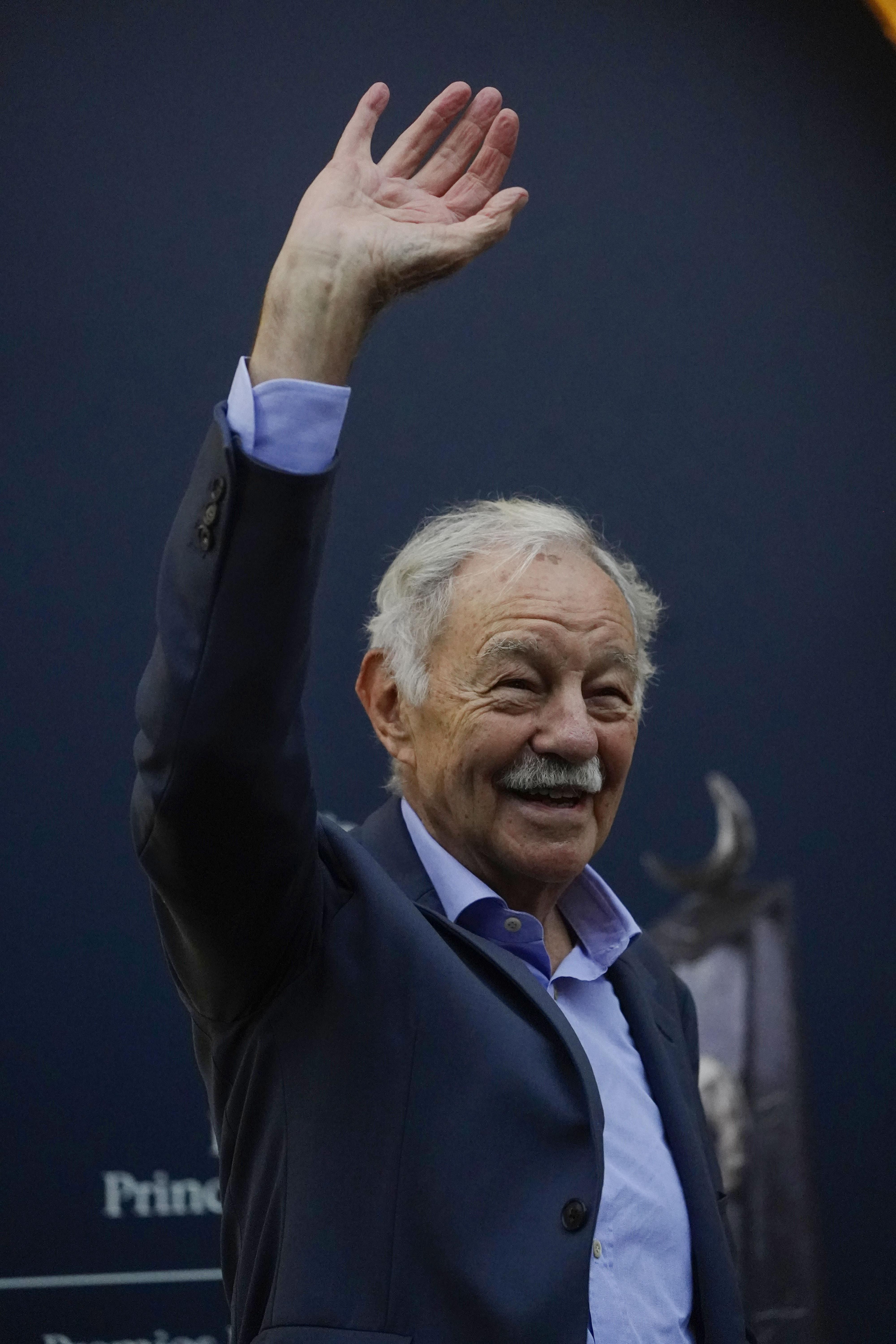 El escritor catalán Eduardo Mendoza asegura que en Asturias está "como en casa".