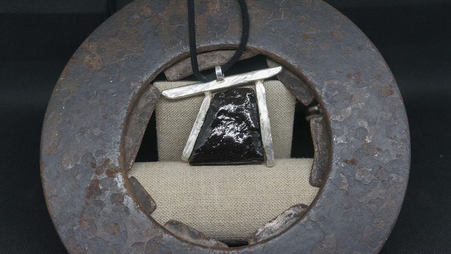 De combustible a joya: un homenaje a la mina que convierte al carbón en piezas con estilo