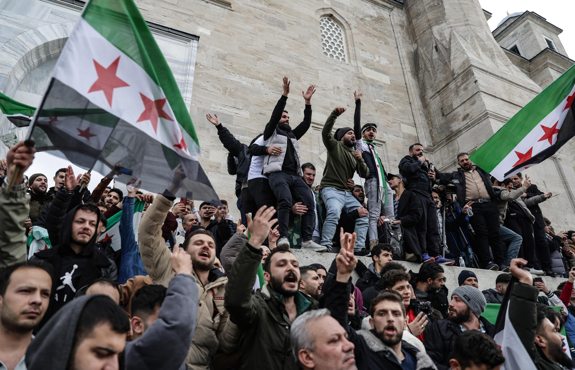 Partidarios de la oposición siria residentes Turquía celebran la toma rebelde de Damasco en la mezquita de Fatih en Estambul, Turquía, este domingo. EFE/EPA/ERDEM SAHIN