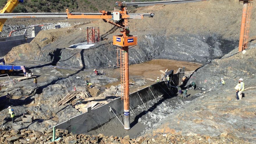 Moreno se desdice y vuelve a reclamar al Gobierno una presa en Huelva paralizada por el riesgo de que sus aguas sean tóxicas