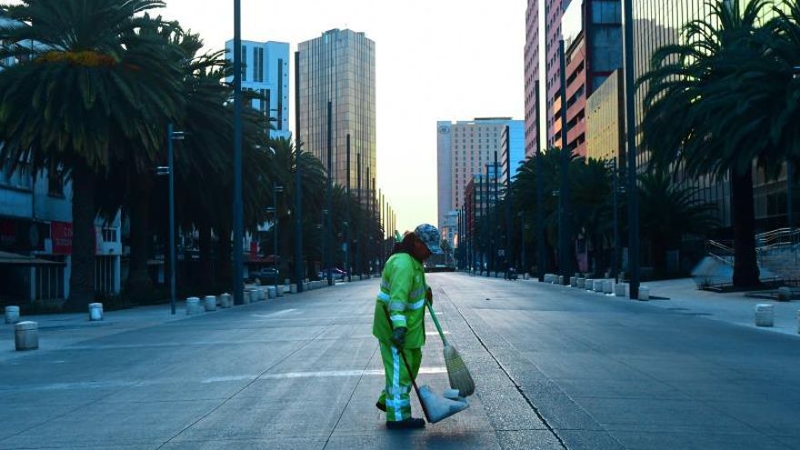 Un trabajador limpia este martes una avenida vacía un día después del decreto de emergencia sanitaria por parte del Gobierno de Andrés Manuel López Obrador, en Ciudad de México (México).