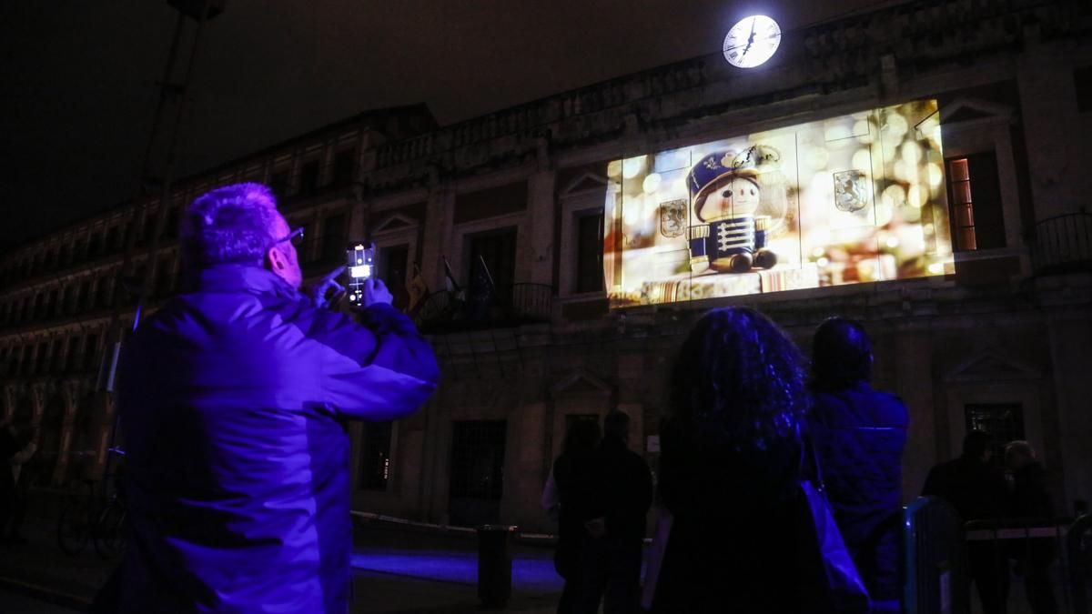 Espectáculo aéreo en la plaza de la Corredera
