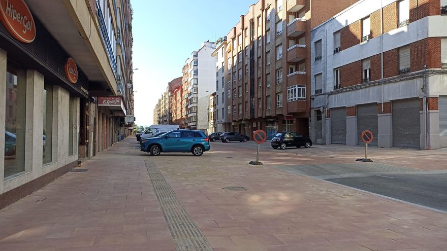 El Ayuntamiento pacta el aparcamiento y menos árboles en la avenida Padre Isla de León tras las críticas de vecinos
