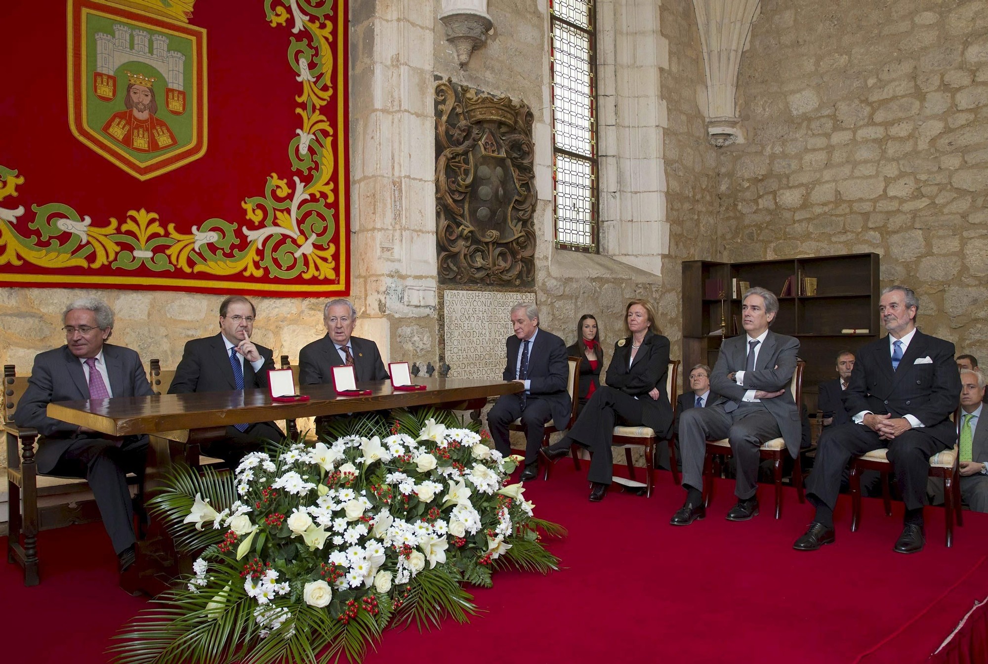 BURGOS, 04/04/2011.- El alcalde de Burgos, Juan Carlos Aparicio; el presidente de la Junta de Castilla y León, Juan Vicente Herrera; el presidente del Consejo de Administración de Diario de Burgos, Pedro García Romera; el editor de Diario de Burgos, Antonio Méndez Pozo y los galardonados con la Medalla de Oro del "Diario de Burgos": la presidenta-editora de "ABC", Catalina Luca de Tena García-Conde; el presidente de Asociación Española de Editores (AEDE) y consejero delegado de Unidad Editorial, Antonio Fernández-Galiano Campos (i), y el editor de "El Adelantado de Segovia", Carlos Herranz Cano, de izda a dcha, durante el acto de entrega de los galardones. EFE/Santi Otero