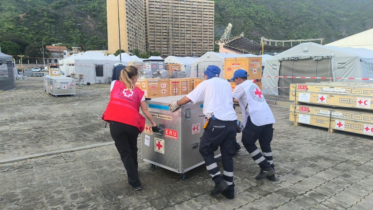 Miembros de Cruz Roja durante el montaje de la clínica en La Guaira (Venezuela)