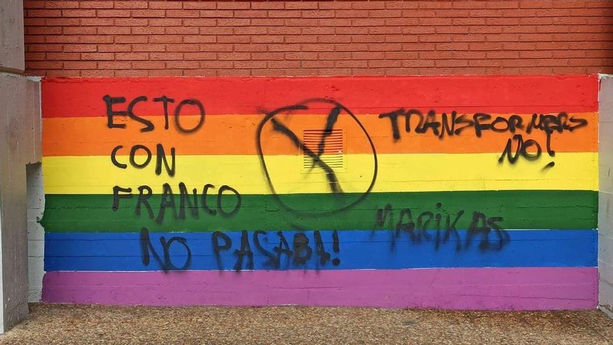 La pintada sobre el mural del colegio Umandi, en la que se puede leer "Esto con Franco no pasaba"