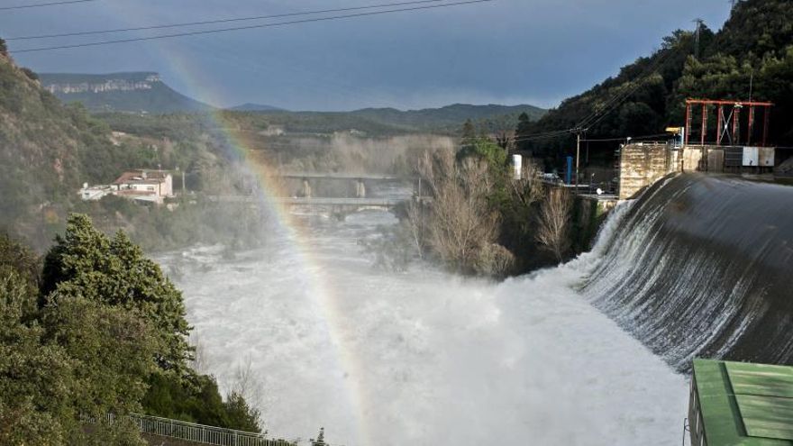 Vista del embalse del Pasteral de río Ter que ha desbordado la presa.