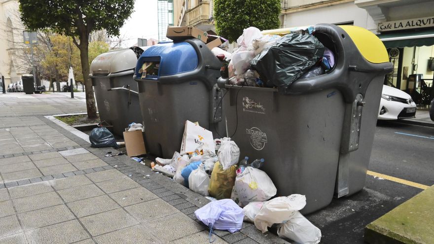 Varios contenedores con basura, a 25 de noviembre de 2021, en Santander, Cantabria (España).