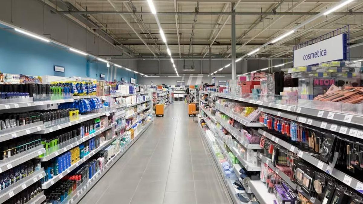 Interior de una tienda de Action en España.