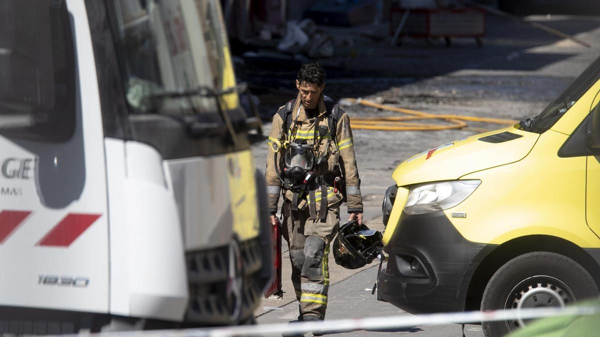 Un bomberos durante las labores de rescate de los cuerpos de los fallecidos en el incendio