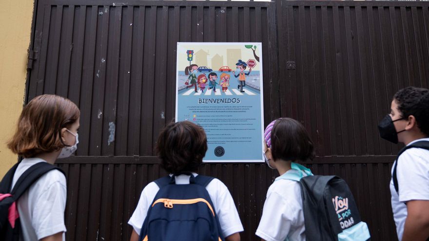 Un grupo de alumnos durante la inauguración del curso escolar este miércoles en el CEIP Isabel la Católica, Tenerife