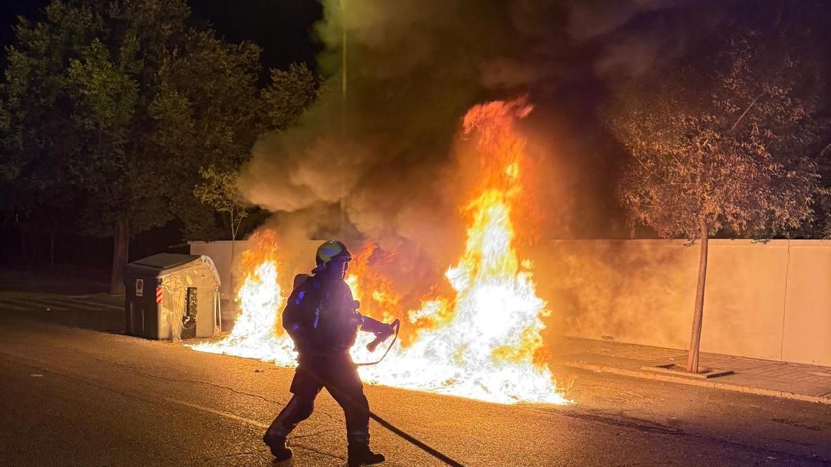 Arden cuatro contenedores en el barrio del Guadalquivir y las llamas afectan a cinco vehículos
