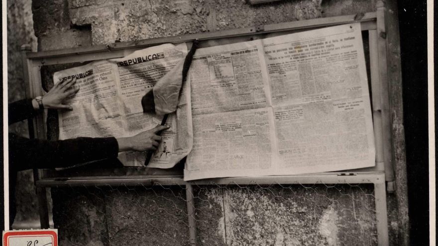 "Periódicos rojos en un puesto donde los milicianos rojos los leían".