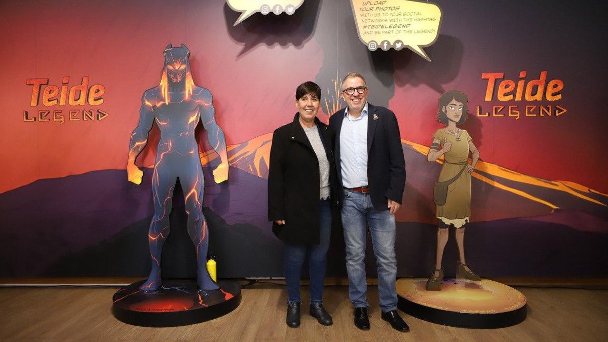 La consejera del Medio Natural del Cabildo de Tenerife, Blanca Pérez, inaugura la exposición 'Teide Legend'