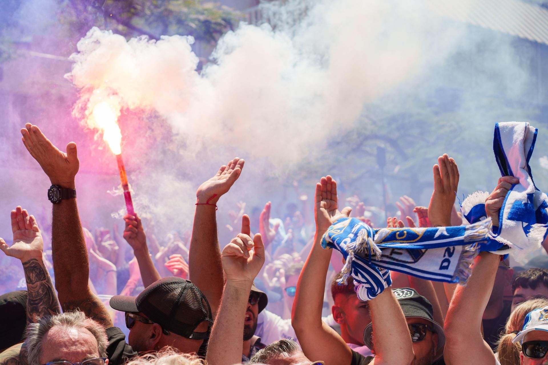 Numerosos aficionados del CD Tenerife este viernes en la inmediaciones del estadio Heliodoro Rodríguez López de Santa Cruz de Tenerife, a la espera del encuentro contra el Barakaldo CF, partido en el que se puede materializar el ascenso del equipo canario a segunda división.