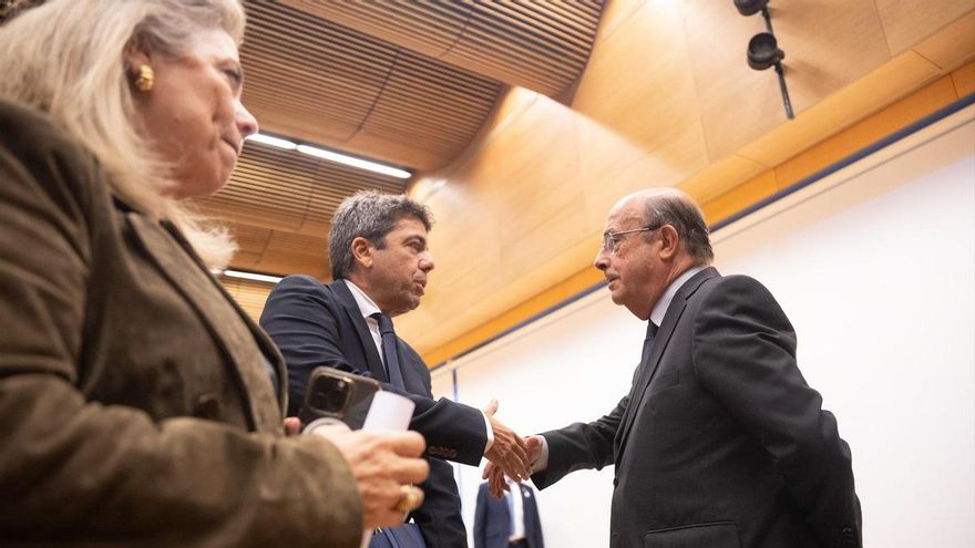 El presidente en funciones de la Generalitat valenciana, Carlos Mazón, a su llegada a la comisión de la dana, en el Congreso de los Diputados