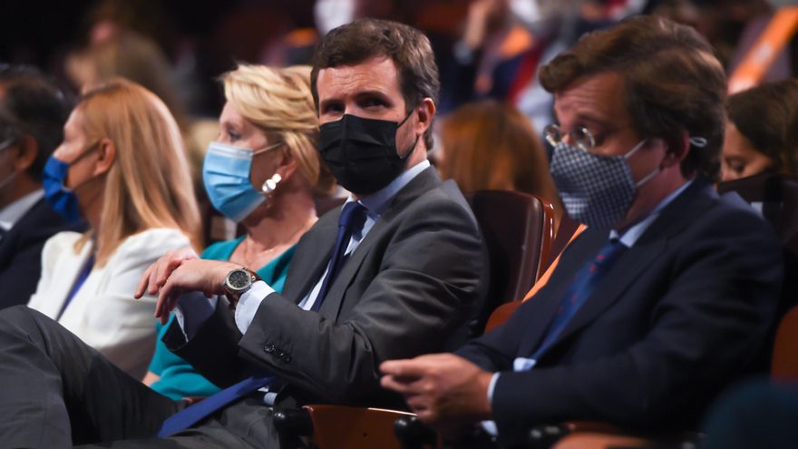 El presidente del PP, Pablo Casado, entre el alcalde de Madrid, José Luis Martínez Almeida, y la expresidenta regional, Esperanza Aguirre.