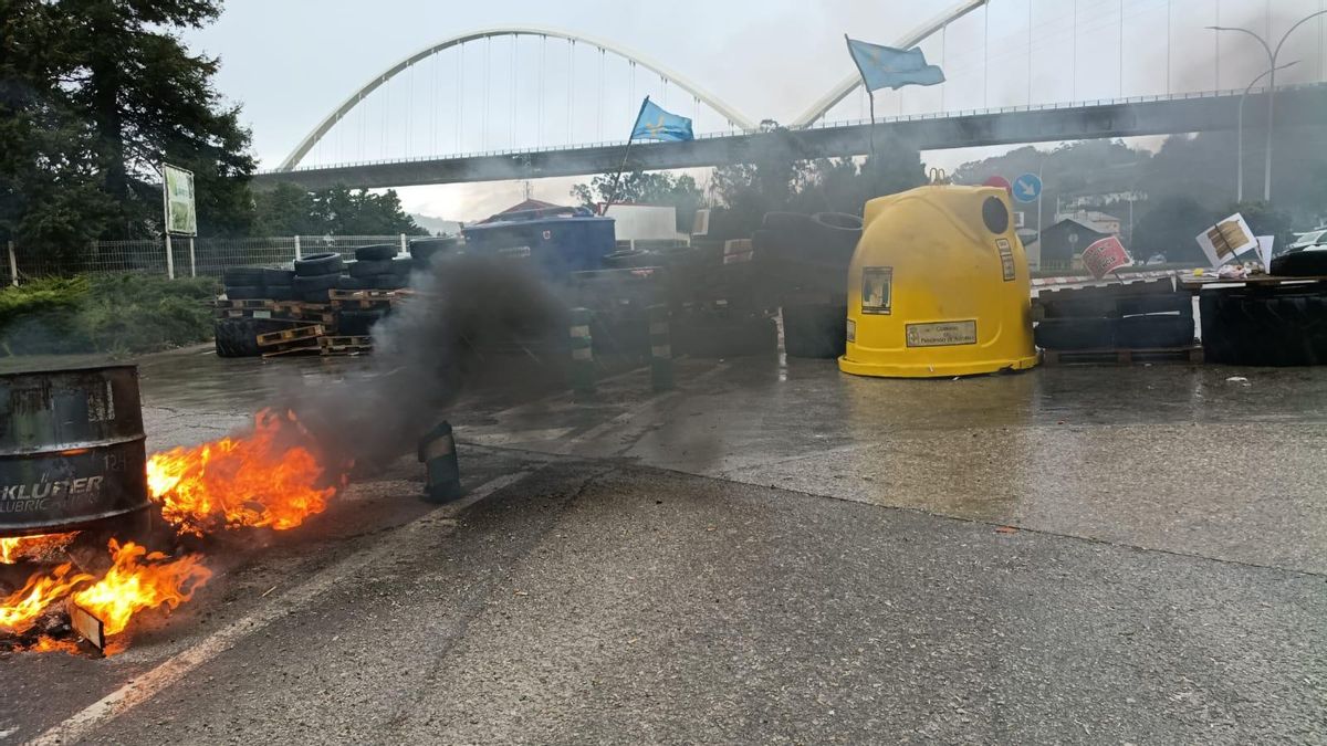 Los trabajadores de Ceasa en Navia han iniciado la huelga con una barricada.