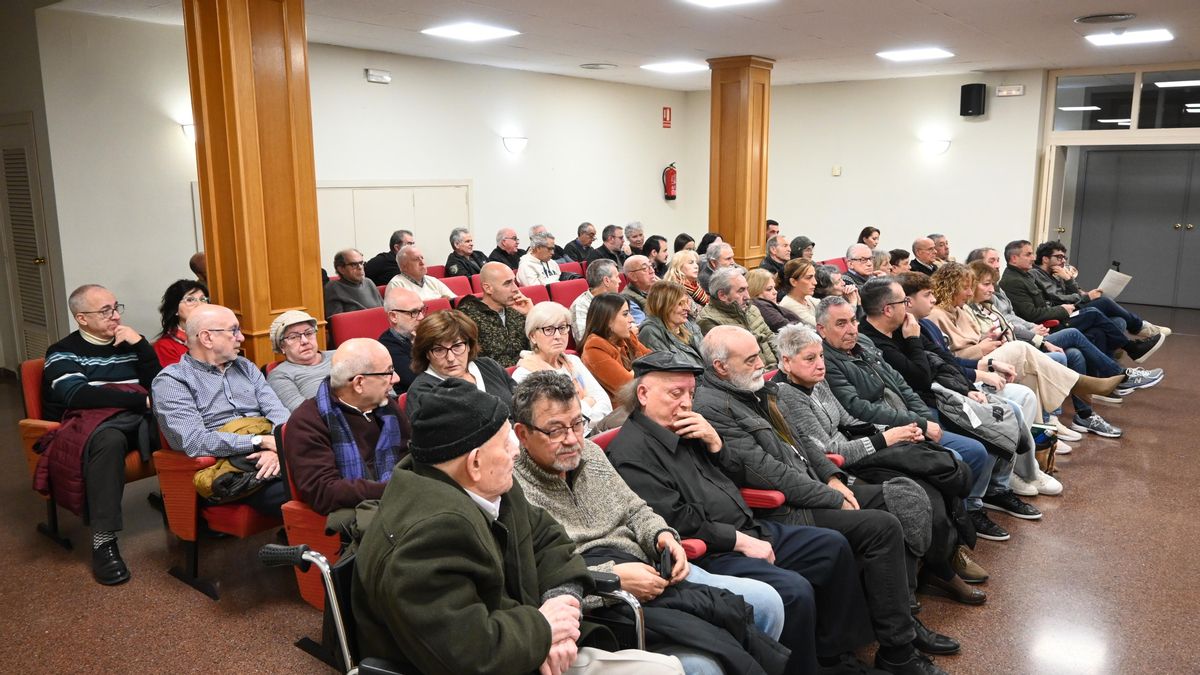 Familiares de las víctimas acudieron al pleno municipal que ha aprobado el homenaje.