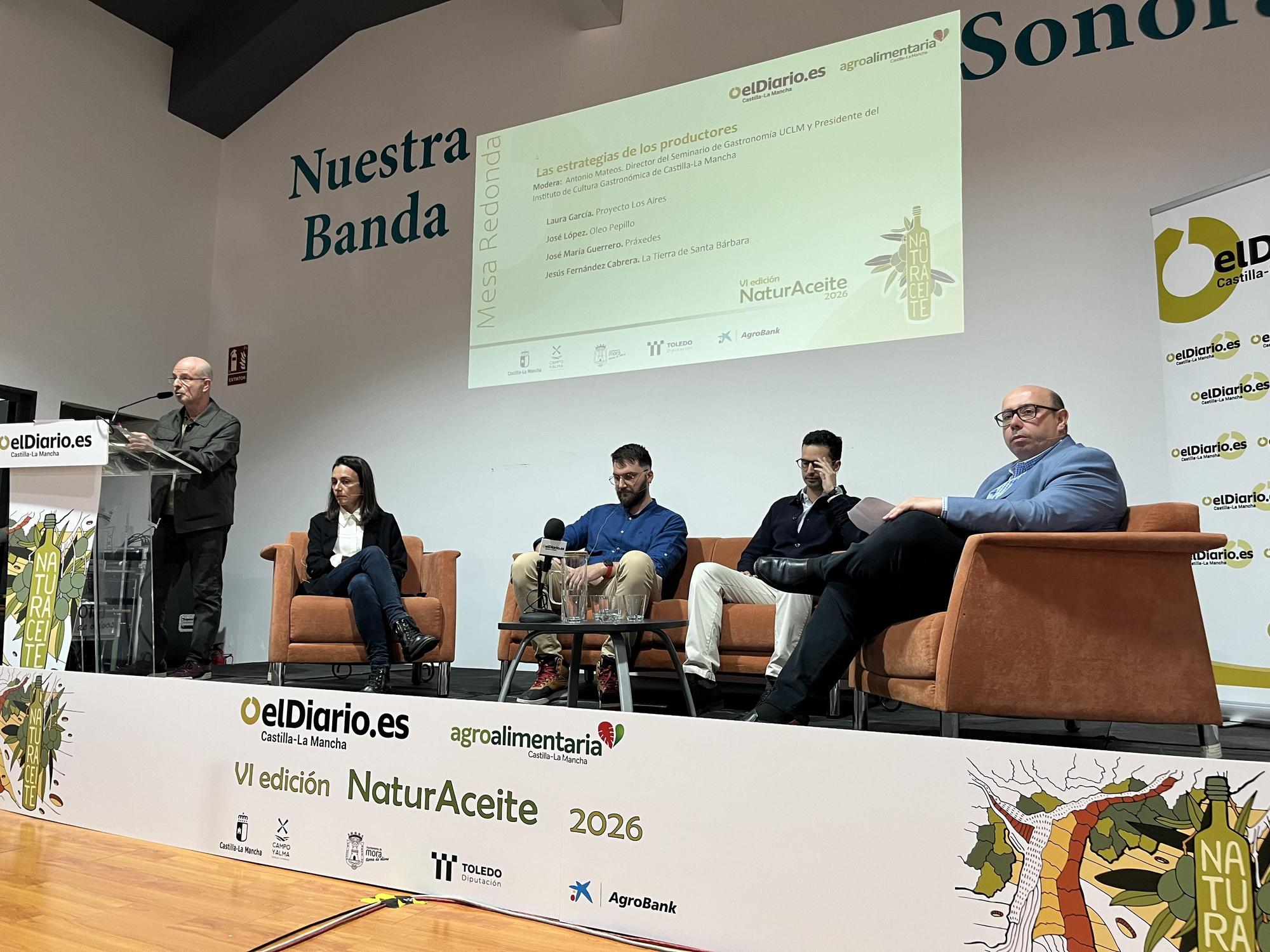 Segunda mesa de debate de NaturAceite 2026 moderada porAntonio Mateos, director del Seminario de Gastronomía UCLM; Laura García, del Proyecto Los Aires; Jesús Fernández Cabrera, de La Tierra de Santa Bárbara; José María Guerrero, de Práxedes; y José López, de Oleo Pepillo