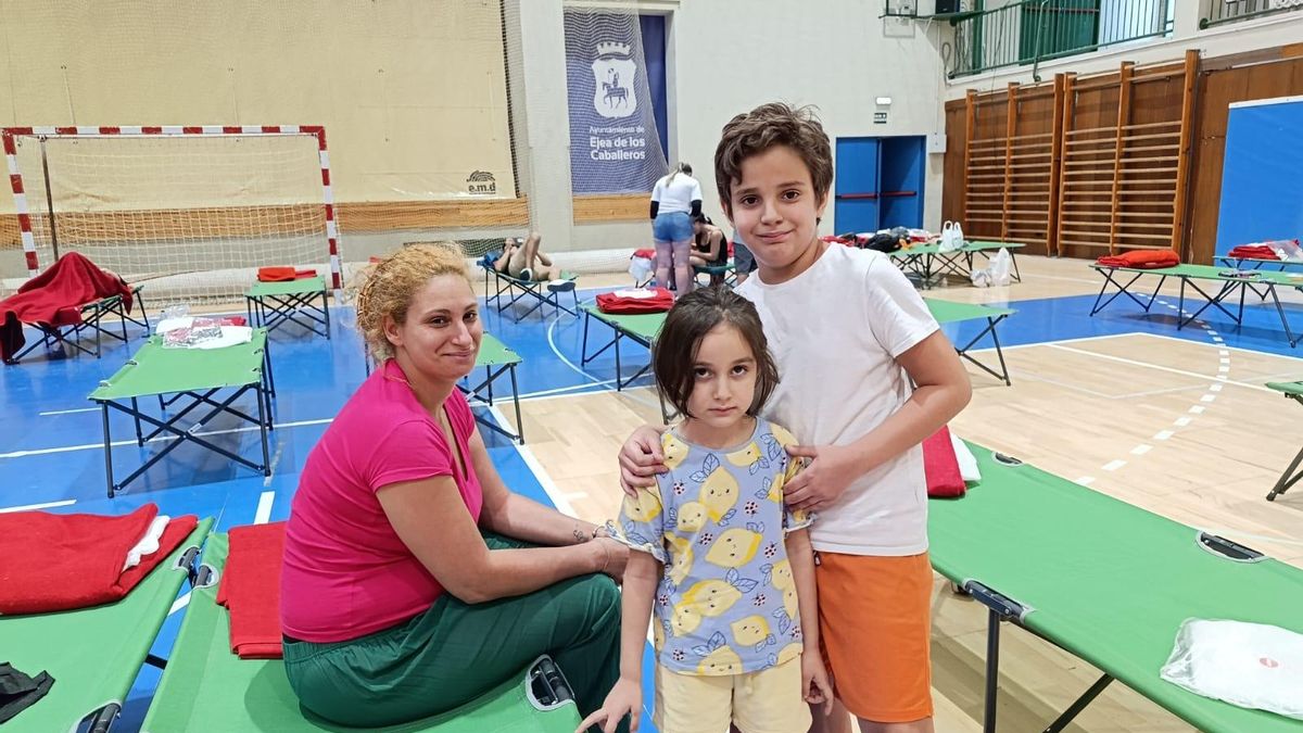 Isaac y Atenea junto a su madre María Luisa