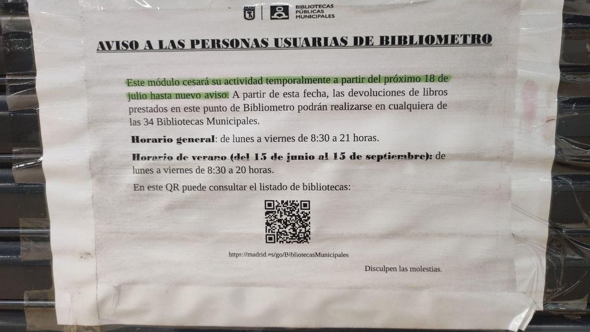 Aviso del cierre del Bibliometro de Legazpi, que anuncia el fin de su actividad "temporalmente" desde el pasado 18 de julio.