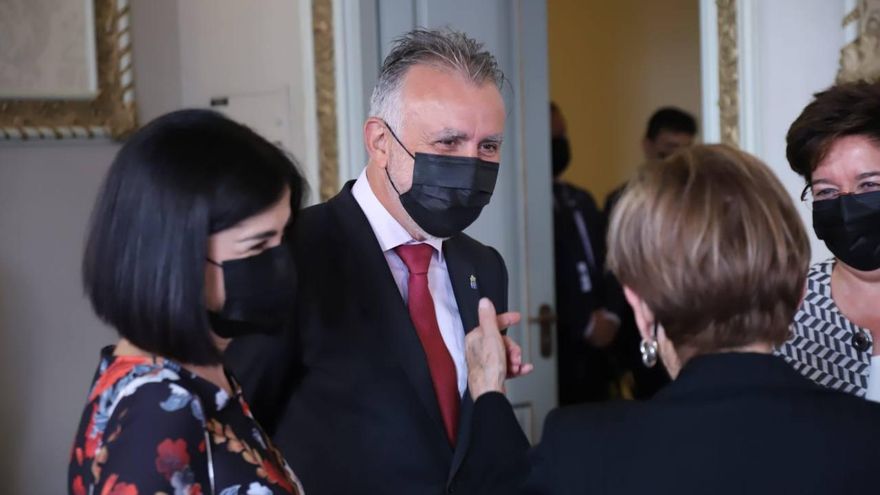 El presidente de Canarias y la ministra de Sanidad en el acto por el Día de Canarias.