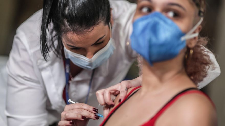 Fotografía de archivo de una persona mientras recibe una dosis de la vacuna contra covid-19 en el Palácio Tiradentes, antigua sede de la Asamblea Legislativa, en Río de Janeiro (Brasil). EFE / André Coelho