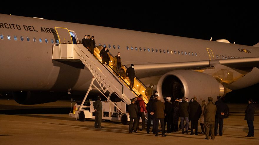 Imagen de archivo de la llegada de civiles en una avión militar a Torrejón de Ardoz. EFE/FERNANDO VILLAR