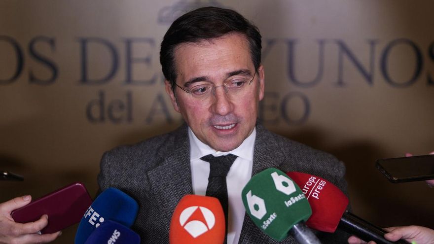 El ministro José Manuel Albares atiende a los medios en el marco de su participación en Los Desayunos del Ateneo, este lunes.
