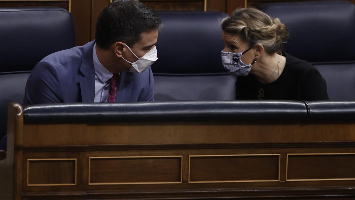 El presidente del Gobierno, Pedro Sánchez (i) conversa con la vicepresidenta segunda del Gobieno y ministra de Trabajo, Yolanda Díaz (d), ayer durante la sesión plenaria en el Congreso.