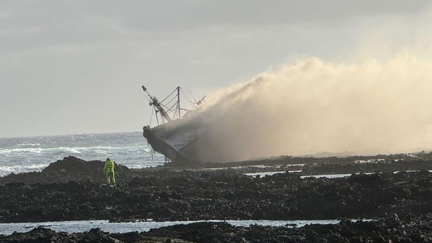 Un menor y cuatro adultos llegan a Lanzarote en un atunero que encalló y ardió después