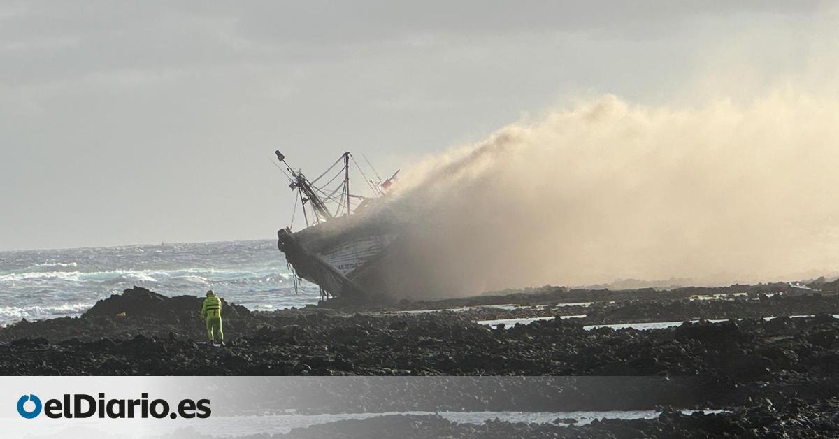 Un menor y cuatro adultos llegan a Lanzarote en un atunero que encalló y ardió después