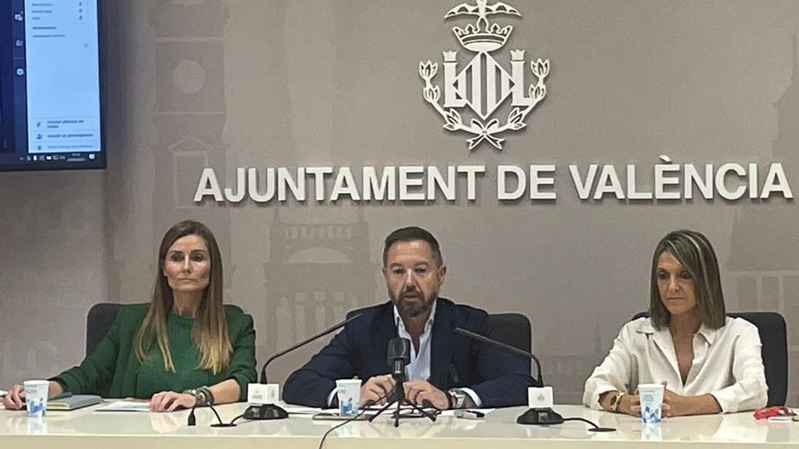 El portavoz municipal de Vox, Juan Manuel Badenas, junto a las concejalas Cecilia Herrero y Mónica Gil.